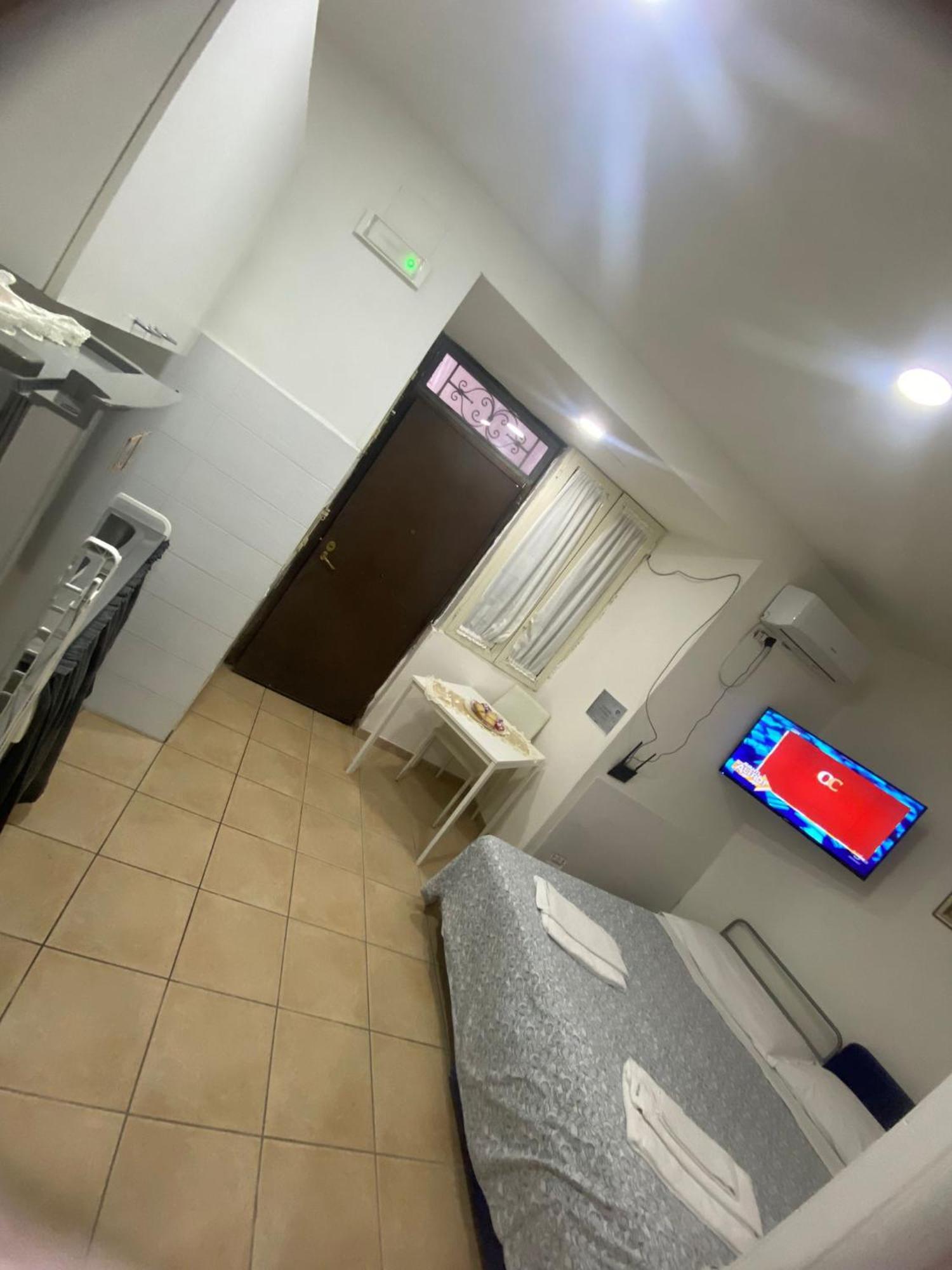 Casa Mari' Centro Storico Vicino Hotel Caracciolo เนเปิลส์ ภายนอก รูปภาพ